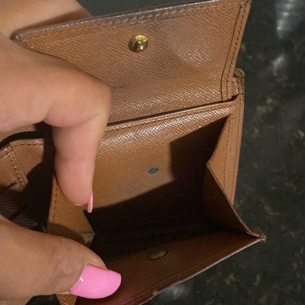 Authentic Louis Vuitton vintage wallet, monogram
Needs love on inside (inside) - Picture 5 of 9